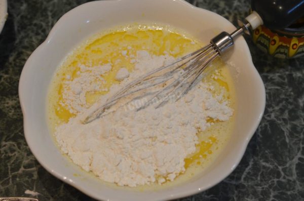 Sift the flour along with salt and baking powder. For detailed information on using baking powder and the properties of flour, refer to the articles provided at the end of this recipe. Adjust the amount of flour as needed to achieve the desired consistency.

