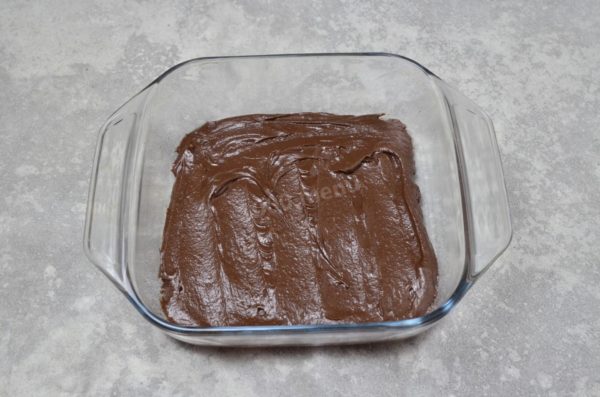 Prepare a suitable baking dish, ensuring it is heat-resistant. If using a silicone mold, no greasing is necessary, but for metal, ceramic, or glass dishes, lightly grease with vegetable oil to prevent sticking. Pour the batter into the mold and spread it evenly using a spatula.

