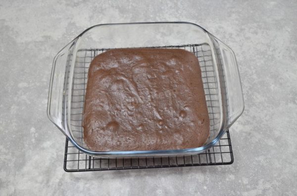 Bake the brownies in a preheated oven at 190°C using the top-bottom mode for 10-20 minutes. The baking time varies based on factors like mold size, oven characteristics, and personal preference. For this recipe, a 15*15 cm mold is recommended. Brownies are typically baked until slightly underdone to retain a moist interior. However, adjust the baking time according to your desired consistency; a toothpick inserted should come out with moist crumbs for fudgy brownies or clean for a more cake-like texture.

