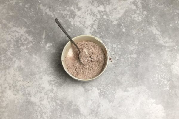 In a separate bowl, sift flour and cocoa through a sieve or using a special mug. Add a pinch of salt. Salt in desserts enhances the chocolate taste, be sure to add it.

