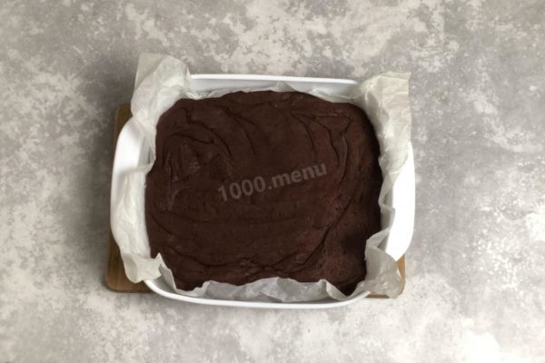 Bake the brownies in a preheated oven at 180 ° C for about 20-30 minutes. In the case of brownies, readiness is not determined with a toothpick, I advise you to focus on 25 minutes of baking, and on the specifics of your oven. If you overexpose the brownie in the oven, it will turn out dry. Chocolate brownie with cocoa can be served both warm and completely cooled down. Add a scoop of ice cream to the warm brownie when serving. Enjoy your meal!
