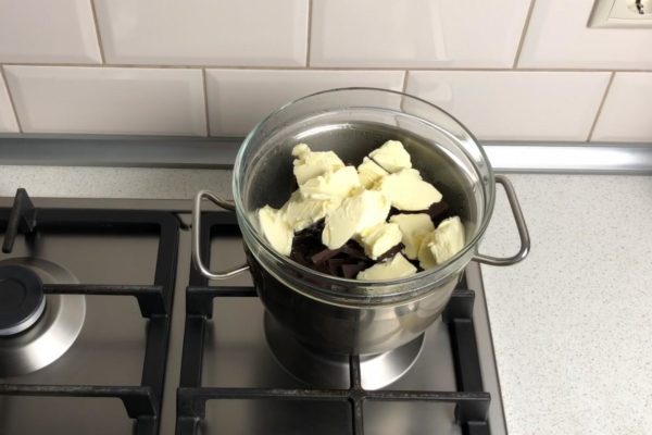 Boil ordinary water in a saucepan, put a bowl of chocolate on top. This design is called a "water bath", so the chocolate will melt in steam from boiling water. An important condition is that the bottom of the bowl should not touch the water. And also, do not take glassware for these purposes. My bowl burst in the process, I had to pour everything into another one.


