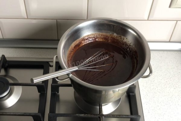 With constant stirring, melt the chocolate with butter until smooth. Remove the dishes with the chocolate mass from the water bath and cool.

