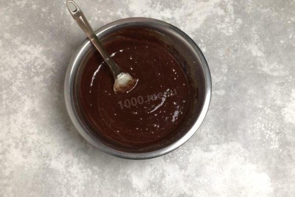 Pour the cooled chocolate into the eggs, mix everything with a spatula.

