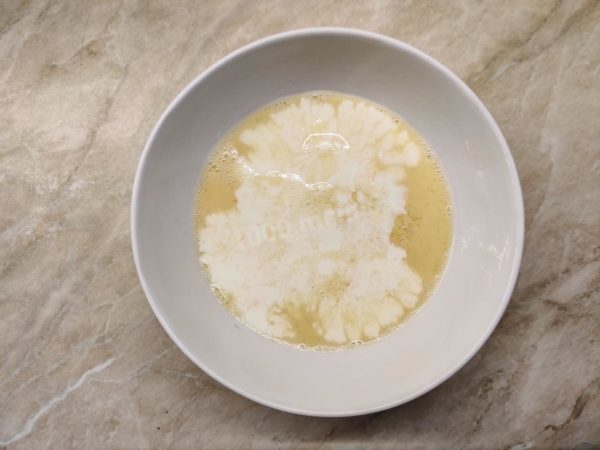 Rinse the eggs under cold running water, then crack them into a bowl. Whisk them with a fork until the whites and yolks are fully blended into a uniform mixture. Add milk and a pinch of salt, then stir until everything is smoothly combined.


