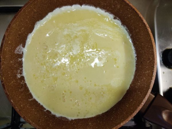 Add the egg mixture to the skillet. After about 20 seconds, when the eggs begin to set around the edges, stir gently. Maintain a medium heat and keep the skillet uncovered.


