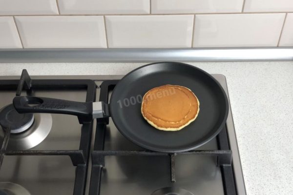 Flip the pancakes and cook them until fully done. Traditionally, these pancakes are saucer-sized, and they are stacked one on top of the other. Butter is placed on top, and they are often served by cutting a portion from the stack, much like slicing a cake. Enjoy your meal!


