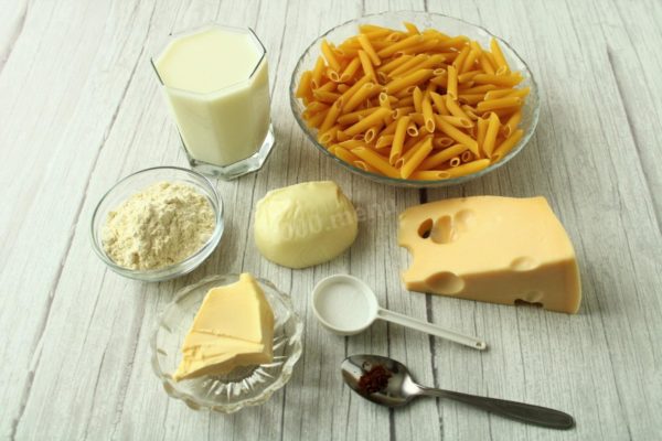 To prepare American-style macaroni and cheese, gather the necessary ingredients. Any pasta shape works, preferably hollow ones (such as macaroni or penne). You'll also need two types of hard cheese with different flavors, or a combination of mozzarella and hard cheese (such as mozzarella and Maasdam).

