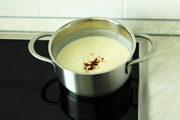 Add nutmeg to the sauce and mix well.

