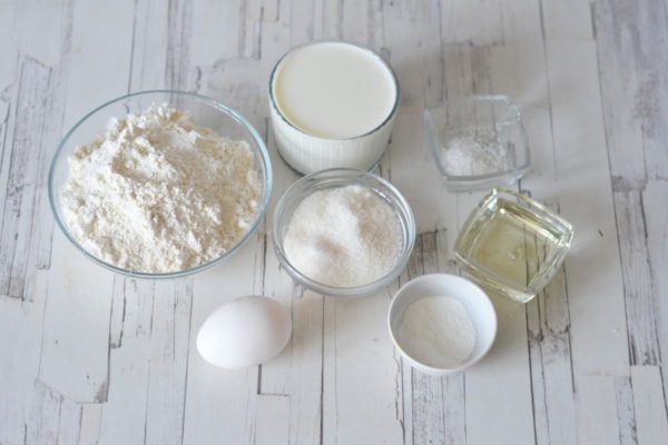 How to make pancakes with baking powder? Start by gathering all the necessary ingredients. Ensure the milk is at room temperature by taking it out of the refrigerator in advance and measuring the required amount. Opt for a large, selected egg; if using smaller eggs, consider adding 1.5-2 eggs to the mix.


