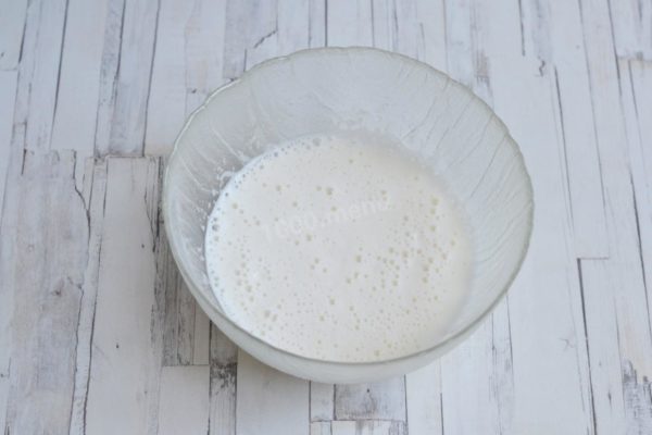 Gradually pour in the room temperature milk and mix the batter again.

