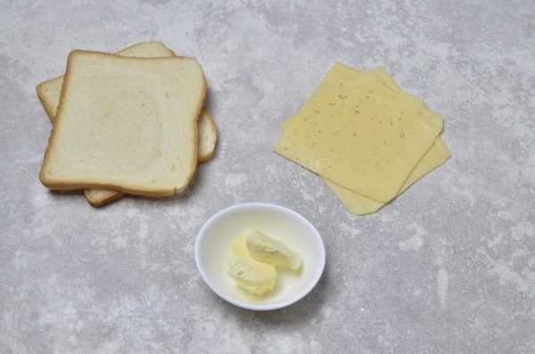 How to make a cheese sandwich? Gather the ingredients. For a single sandwich, here are the proportions. Opt for high-quality, natural cheese that melts well. You have the freedom to choose the type of cheese you prefer—whether it's grated from a block, pre-sliced, or freshly cut. Cheddar is a classic choice, but even processed cheese slices work well.

