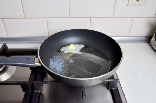 Place a frying pan over low heat. I prefer using a pan with a non-stick coating and a thick bottom. Add a tablespoon of butter to the pan and let it melt. I always add a bit of vegetable oil to prevent the butter from burning during frying.

