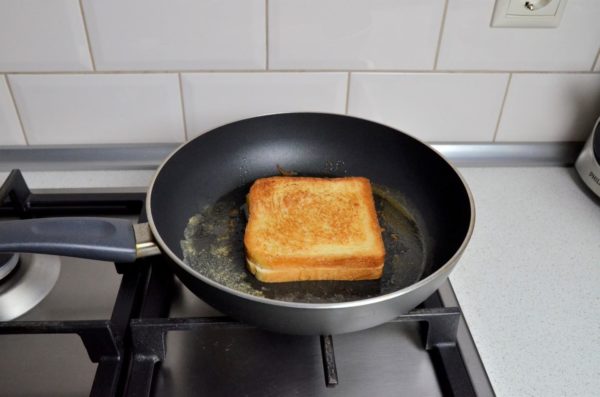 Check the bottom slice of bread in the pan—if it's golden brown, carefully flip the sandwich over and fry until the other side reaches the same level of browning. Avoid increasing the heat, as the butter can burn quickly. Once done, remove the sandwich from the pan and serve immediately while the cheese is still hot.

