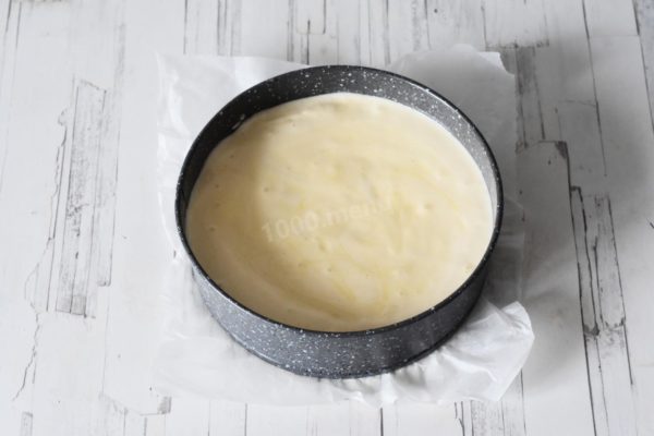 Pour the batter into a parchment-lined springform pan (18-20cm in diameter) without greasing it. Tap the pan on the table to remove air bubbles. Bake in a preheated oven at 160°C for 45-50 minutes, or until a skewer comes out clean. The exact time may vary by oven. Keep the oven door closed during baking and slightly ajar for 5-7 minutes afterward to allow the cake to settle.


