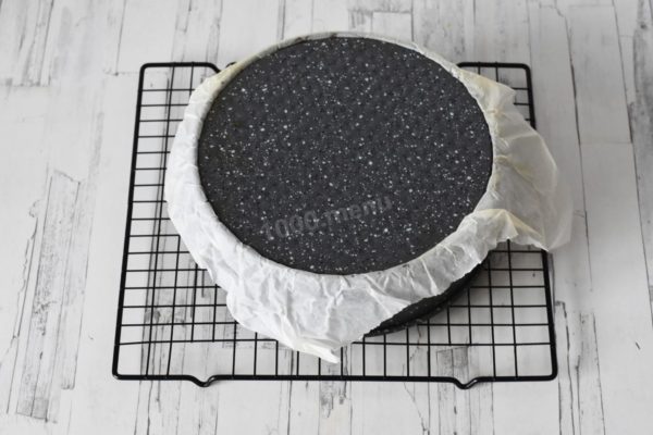 Invert the baked sponge in its mold and allow it to cool completely.


