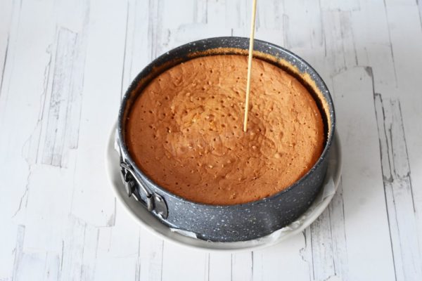 Place the cake (still in its mold) on a plate. Loosen the sides with a knife but leave the cake in the mold. Pierce the cake deeply with a skewer all over.


