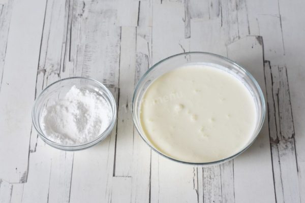 For the topping, choose between a buttercream, whipped thick cream with sugar, or a mixture of whipped cream and melted cream cheese.


