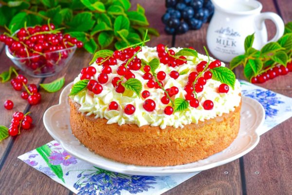 Garnish the cake with fresh berries. Serve and enjoy this delightful dessert!
