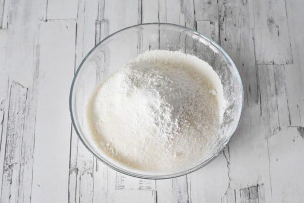 Combine sifted flour, 80g of sugar, baking powder, and a pinch of salt in a bowl.


